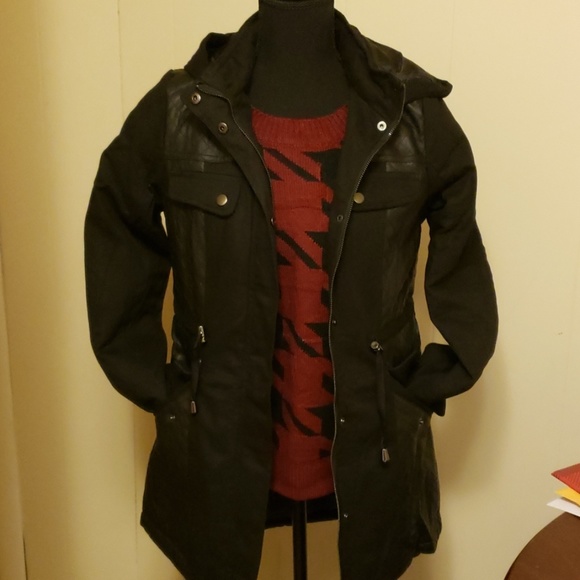 Geo Print Sweater. New Boutique. Adorable! - Picture 7 of 8